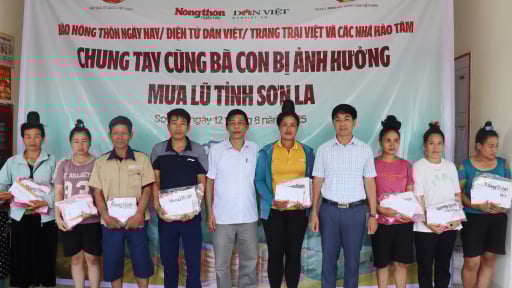 Chia sẻ khó khăn với người dân bị thiệt hại do mưa lũ ở Huổi Một (Sơn La)