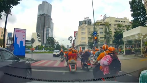 CSGT TP.HCM xử phạt đoàn 10 xe Vespa vượt đèn đỏ tại trung tâm Sài Gòn