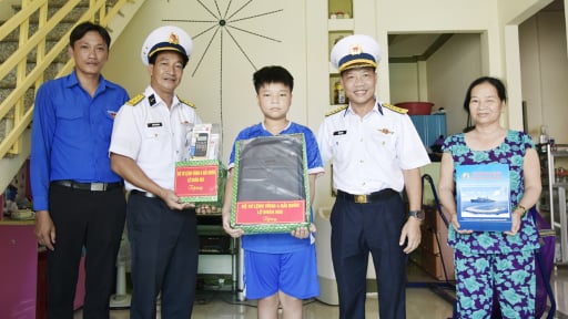Khánh Hòa: Vùng 4 Hải quân viết tiếp giấc mơ đến trường con ngư dân có hoàn cảnh khó khăn