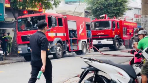 Cháy bên trong nhà hàng ở đường Nguyễn Văn Quá, cột khói đen cao hàng chục mét