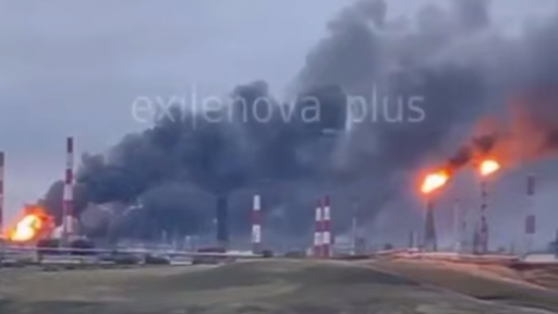 Ukraine cho nổ tung tàu Nga chở đầy khí tài, đạn dược; tấn công các nhà máy lọc dầu trọng yếu của Moscow 