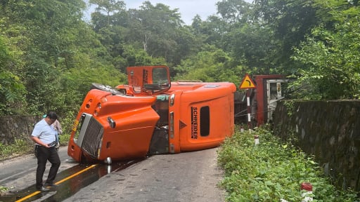 Giải cứu xe đầu kéo chở 18 tấn sầu riêng lật nghiêng giữa đèo ở tỉnh Lâm Đồng