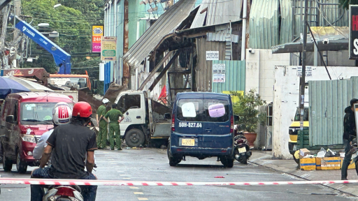 Vụ nổ lò ép kính ở Dương Văn Dương: Ít nhất 4 ngôi nhà bị hư hỏng nghiêm trọng, cảnh sát phong tỏa nghiêm ngặt