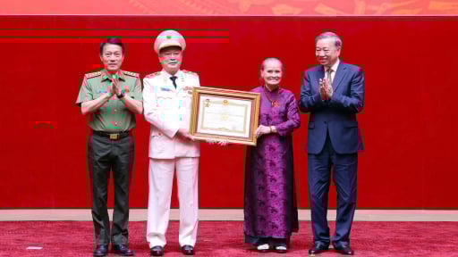 Truy tặng danh hiệu Anh hùng Lực lượng Vũ trang Nhân dân với cố Bộ trưởng Bộ Công an Lê Minh Hương