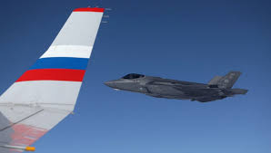 XEM khoảnh khắc siêu chiến đấu cơ F-22 của Mỹ hộ tống máy bay của ông Putin rời khỏi Alaska