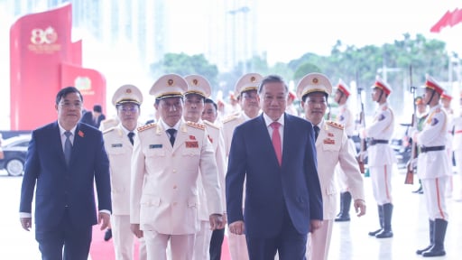 Lực lượng Công an Nhân dân đón nhận Huân chương Sao vàng tại Lễ kỷ niệm trọng thể 80 năm Ngày truyền thống