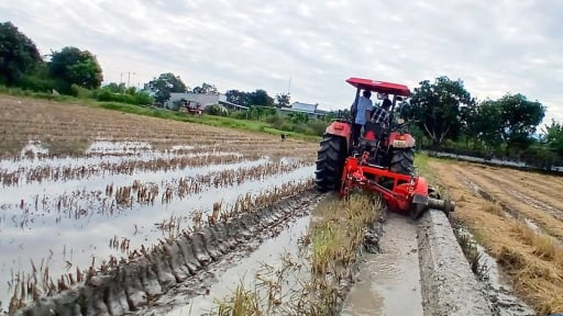 Một nông dân Tiền Giang sáng chế máy xới đất, máy đắp bờ, cả làng phục sát đất