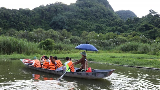 Khu vườn này ở Ninh Bình có 5.000 tổ chim hoang dã các loại, có 2 loài ghi trong sách Đỏ, người ta chèo xuồng đi xem