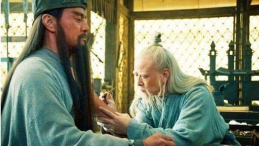 Quan Vũ trúng tên do Bàng Đức hay ai bắn dẫn đến tích cạo xương trị thương?