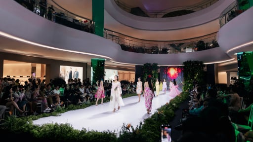 Ngắm bộ sưu tập mang sắc hè rực rỡ tại Destination Runway Fashion Week 