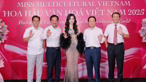 NSND, Đại tá Công an chuyên vào vai nham hiểm gây bất ngờ khi làm giám khảo cuộc thi Hoa hậu Văn hóa Việt Nam
