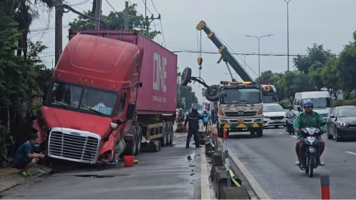 Tài xế buồn ngủ, xe container 'cày' nát dải phân cách ở xã Củ Chi