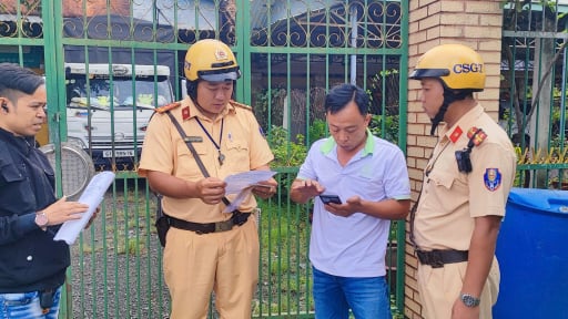 CSGT trích xuất camera giám sát hành trình phạt tài xế không thắt dây an toàn, 'không thể chối cãi'