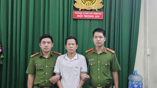 Bắt giám đốc chi nhánh ngân hàng ở TP.HCM vì làm lộ 'bí mật công tác'