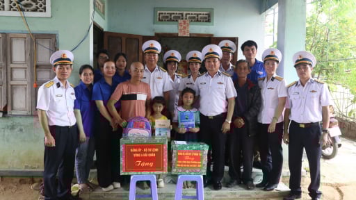 Khánh Hòa: Vùng 4 Hải quân tặng quà cho con ngư dân có hoàn cảnh khó khăn