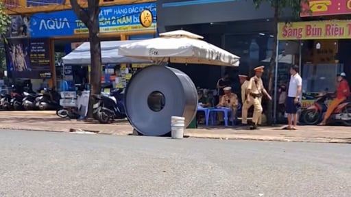 2 cuộn thép nặng hàng chục tấn lăn xuống đường, đè bẹp quầy vé số và xe máy dựng trên vỉa hè