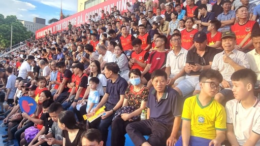 Khán giả nhà 'vây kín' SVĐ Ninh Bình khi đội nhà tiếp đón Đông Á Thanh Hóa