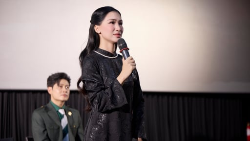 Hòa Minzy bật khóc kể về ông nội là Thiếu tá vừa qua đời cách đây 2 ngày do đột quỵ