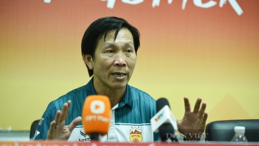 Trần Trung Kiên 1m95 “lên đồng”, HLV HAGL nói gì?