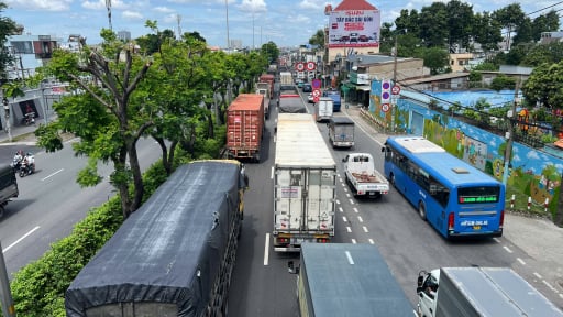 Xe tải lật chắn ngang đường, Quốc lộ 1 kẹt xe hơn 5 km