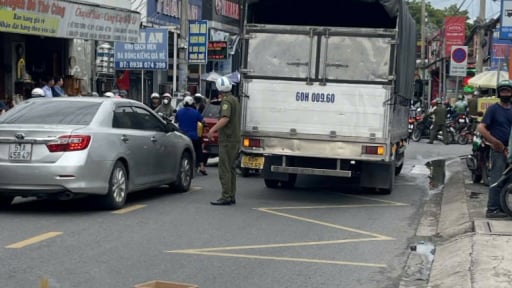 Kẹt xe nghiêm trọng trên đường Hà Huy Giáp do tai nạn chết người