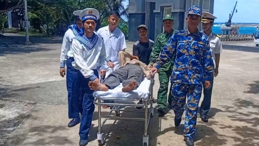Khánh Hòa: Cứu ngư dân Quảng Ngãi bị đột quỵ trong quá trình đánh bắt trên vùng biển Trường Sa