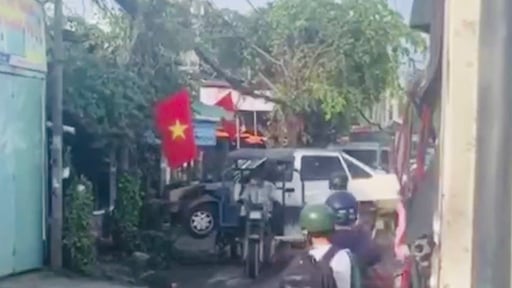 Chở 'xác' ô tô cồng kềnh, người đàn ông bị phạt 10 triệu đồng, tịch thu xe ba gác