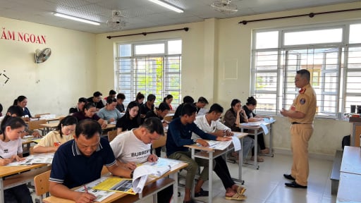 Cư dân Côn Đảo lần đầu được thi bằng lái xe tại chỗ, giảm bớt chi phí và thời gian đi lại