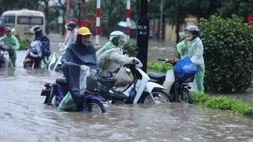 Ngập lụt nặng sau bão số 5, phụ huynh nháo nhác: 'Học sinh đi học hay được nghỉ?'