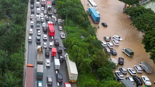 Đại lộ Thăng Long ngập sâu cả mét, ùn tắc dài hàng cây số