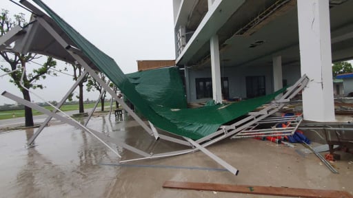 Bão số 5 đi qua Nghệ An, Hà Tĩnh đường phố tan hoang, xơ xác
