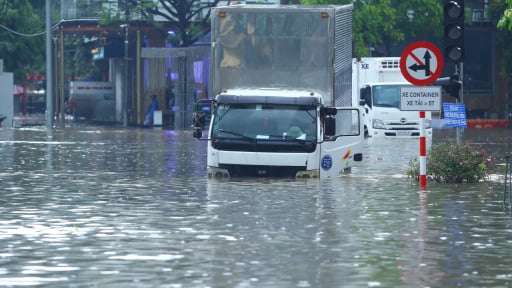 Trời Hà Nội vẫn tiếp tục mưa, nhiều tuyến đường ngập rất sâu, phương tiện chết máy la liệt