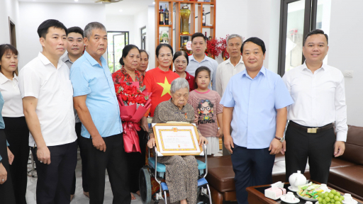 Bí thư Tỉnh ủy Tuyên Quang Hầu A Lềnh trao Huy hiệu 80 năm tuổi Đảng cho nữ đảng viên 98 tuổi