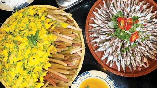 Nước phù sa ngập đồng An Giang, sản vật mùa nước nổi la liệt, chợ quê tấp nập hẳn lên