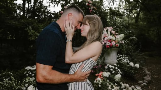 Taylor Swift và Travis Kelce đính hôn với nhẫn kim cương 14 tỷ đồng