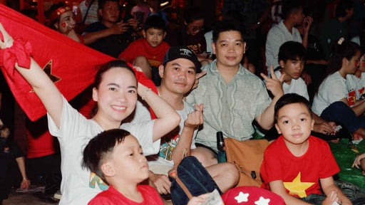 Mẹ đảm dạy con kỹ năng ứng phó nếu bị lạc giữa dòng người xem diễu binh 2/9