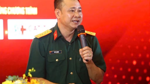 NSND Tự Long hát chèo về mẹ làm cả hội trường lặng người xúc động tại Tọa đàm do Báo Dân Việt tổ chức