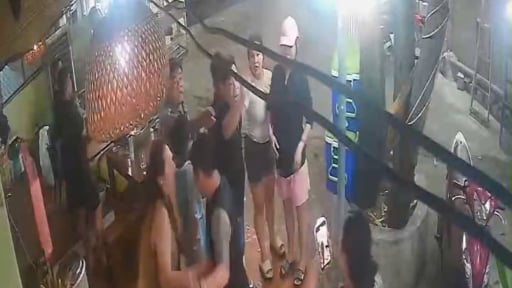 Quán ăn ở TP.HCM bị nhóm người đe dọa 'san bằng', tấn công chủ và khách