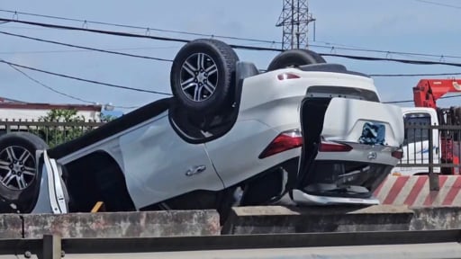  Ô tô lật ngửa trên dốc cầu Bình Thuận, giao thông ùn tắc nghiêm trọng