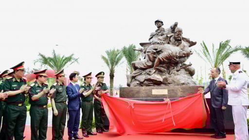 Bộ Quốc phòng tổ chức Lễ gắn biển cụm tượng chuyên gia quân sự nước ngoài tại Bảo tàng Lịch sử Quân sự