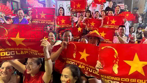 Người dân cầm trên tay tờ phụ san do báo Dân Việt tặng, hô vang 'Không có gì quý hơn độc lập tự do'