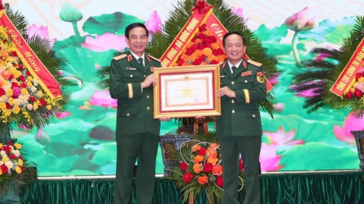 Đại tướng Phan Văn Giang và 10 sĩ quan cấp cao của Quân đội nhận Huân chương cao quý