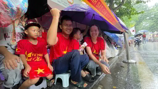 Bất chấp mưa như trút, hàng vạn người dân 'bám trụ' vỉa hè Hà Nội chờ xem diễu binh