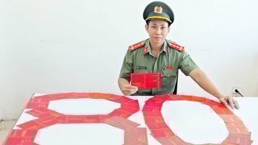 Chuyện Đại uý Công an tạo lá cờ Tổ quốc và số 80 từ 34 giấy chứng nhận hiến máu tình nguyện 
