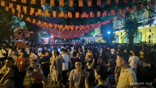 Hồ Gươm chật kín người chờ xem pháo hoa mừng Quốc khánh 2/9