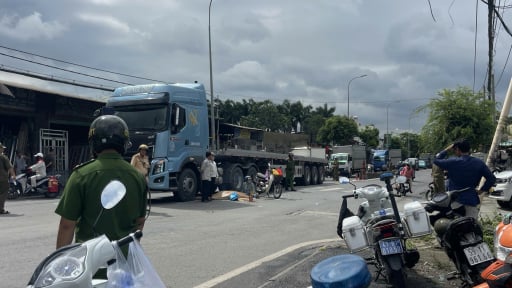 Va chạm với xe đầu kéo, người phụ nữ đi xe máy tử vong, giao thông ùn tắc nghiêm trọng 