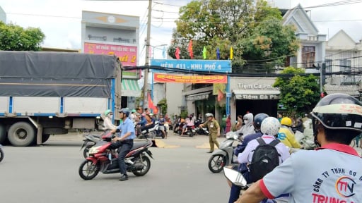 Xe máy bị cuốn vào gầm xe tải ở TP.HCM, 2 mẹ con tử vong thương tâm, giao thông ùn ứ