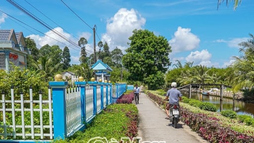 Đường hoa nông thôn mới đẹp như phim, dân xã này ở Cà Mau đang giàu với vật nuôi mới, cây trồng mới