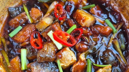 Loại c&aacute; &iacute;t tanh, thịt săn chắc, tốt cho tim mạch v&agrave; xương khớp, kho c&aacute; c&aacute;ch n&agrave;y đậm đ&agrave;, gi&ograve;n thơm đưa cơm cực k&igrave;