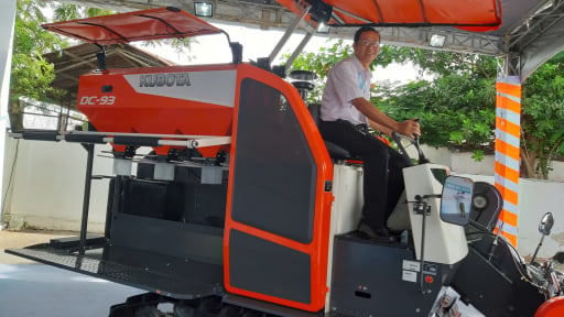 N&ocirc;ng d&acirc;n cải tiến m&aacute;y đắp bờ ruộng ở Đồng Th&aacute;p, gi&aacute; rẻ gấp 6 lần m&aacute;y Nhật, xuất b&aacute;n sang Campuchia